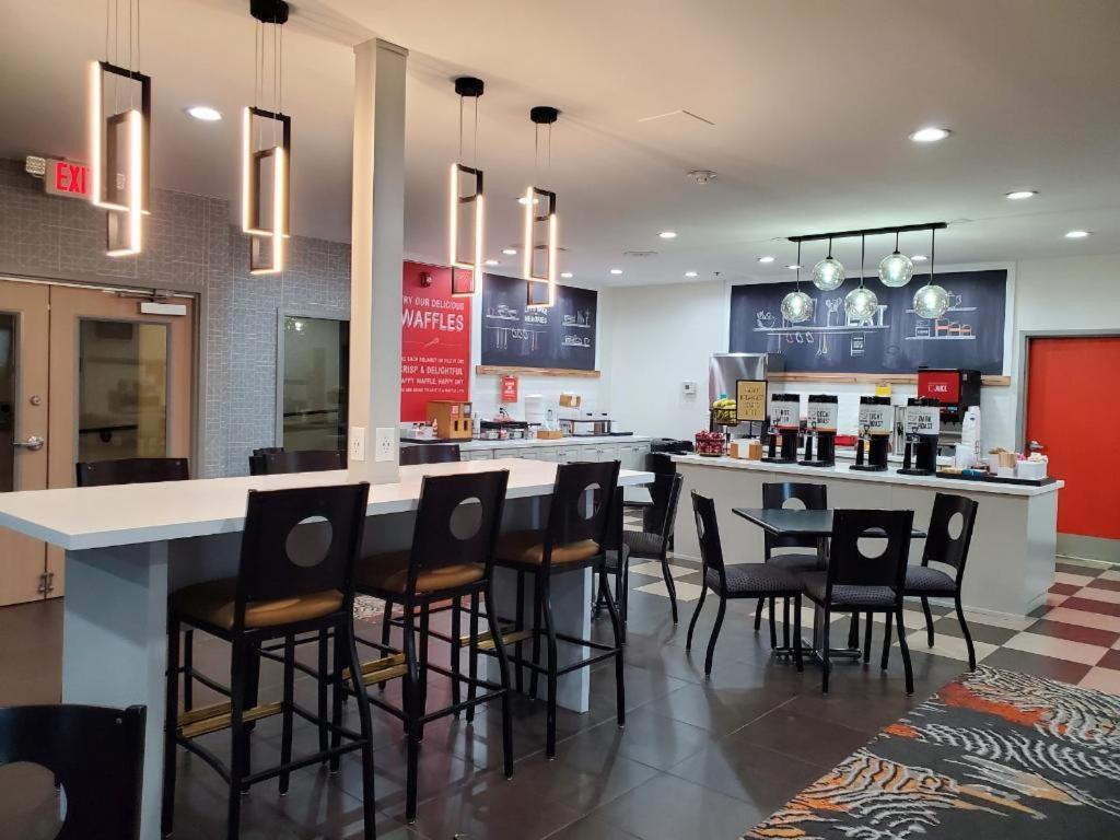Hampton Inn Олейте Екстер'єр фото